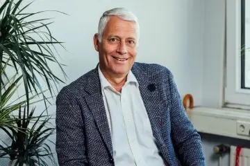 Eine männliche Person, die in die Kamera lächelt, Arndt Overbeck