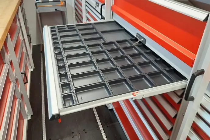 Die geöffnete Schublade eines Werkstattcontainers mit verschiedenen Schubladeneinlagerungen.