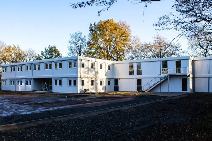 Eine große Einheit aus Containern aus denen eine Schule gebaut wurden. 