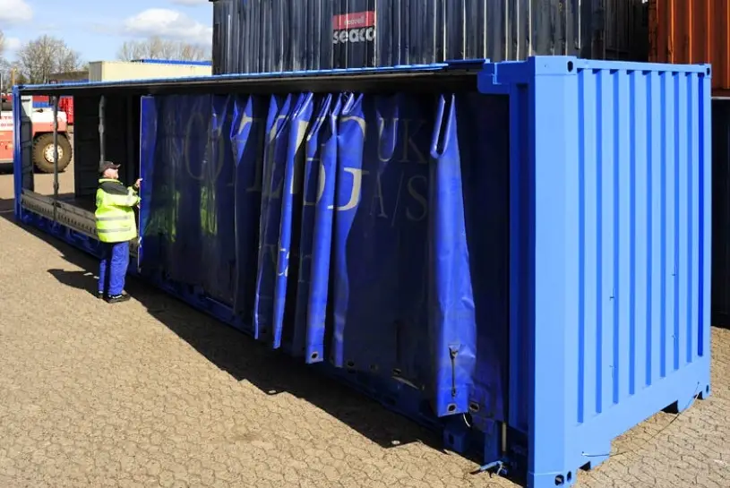 20-Fuß 8'6 Openside Container von der CHS Container Group. An der Seite sieht man einen Plastikvorhang an einer Seite des Containers, der komplett aufgeschoben werden kann.
