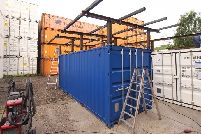 Verschiedene Container auf einem Containerdepot der CHS Contaner Group