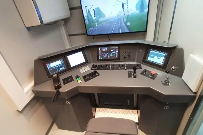 Die Innenansicht eines Simulatonscontainers der CHS Container Group. Man sieht einen Tisch an dem ein Stuhl steht und davor mehrere Monitore für die Simulation.