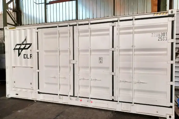 Die geschlossenes Seitenansicht eines Wasserstoffperoxid-Lagercontainers der CHS Container Group. Man kann die gesamte Seite des Containers öffnen.