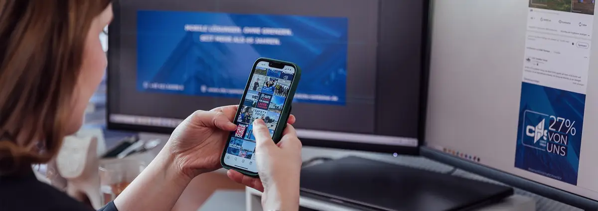 Person schaut auf Handy in der Hand, auf dem das Instagramprofil der CHS Container Group zu sehen ist.