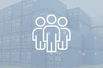 Ein Icon mit drei Personen. Im Hintergrund sieht man blaue, gestapelte Container.