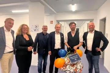 Übergabe des Projekte Dillener Quartier der CHS Container Group. Mehrere Personen stehen vor der Kamera und lächeln in die Kamera.