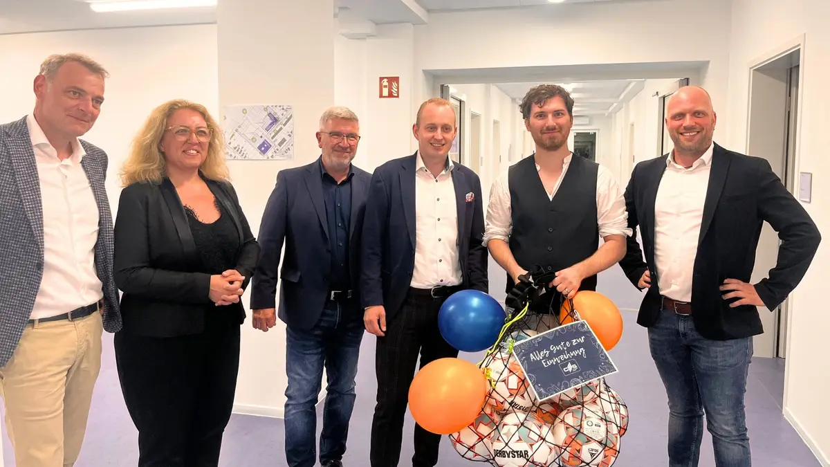 Übergabe des Projekte Dillener Quartier der CHS Container Group. Mehrere Personen stehen vor der Kamera und lächeln in die Kamera. 