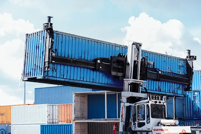 Ein Container der CHS Container Group auf einem Gabelstapler auf einem Containerdepot