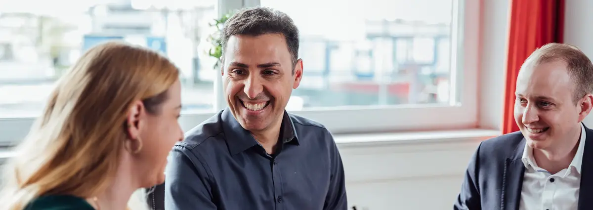 Drei Personen im Gespräch