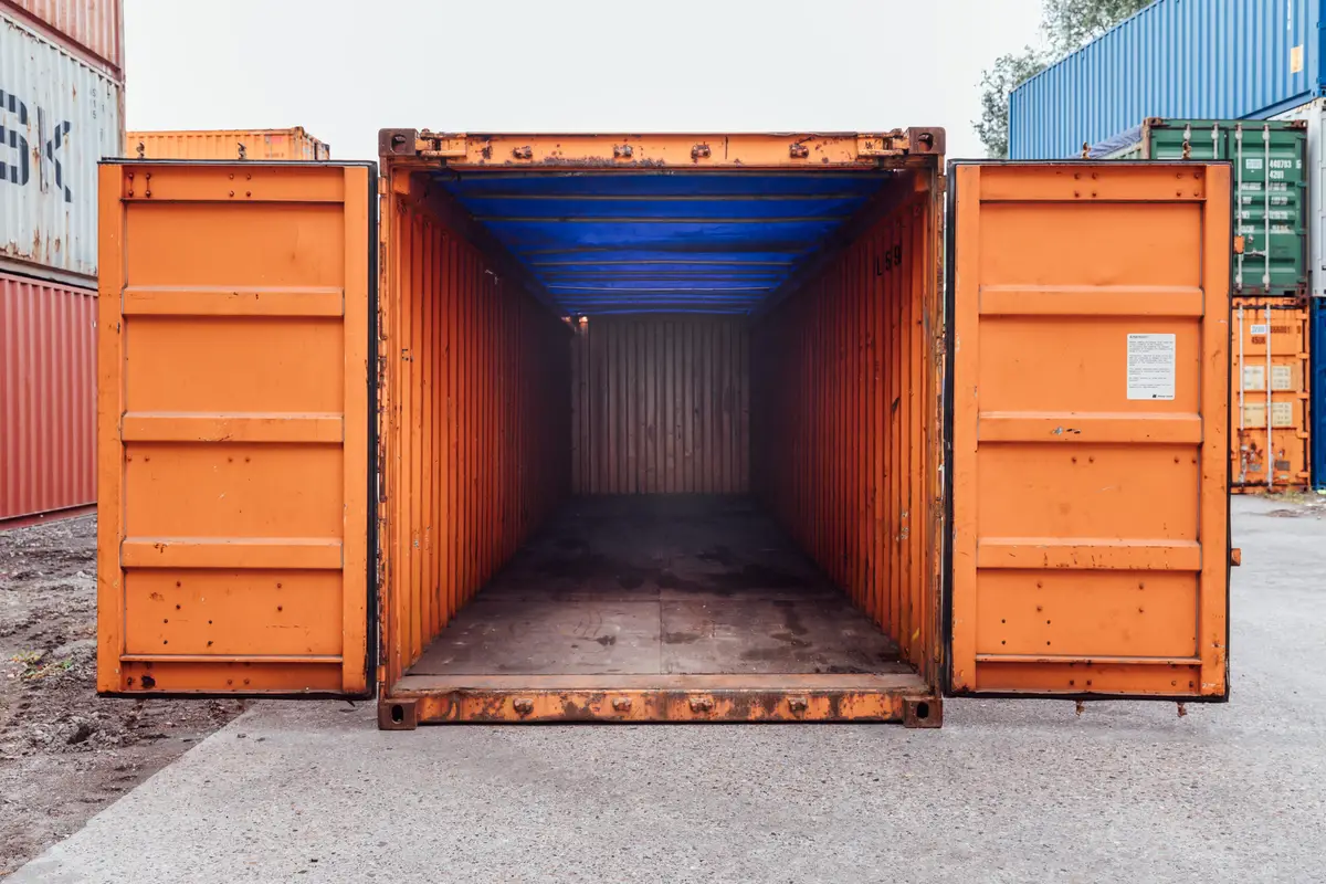 Geöffneter Open Top Container auf einem Containerdepot
