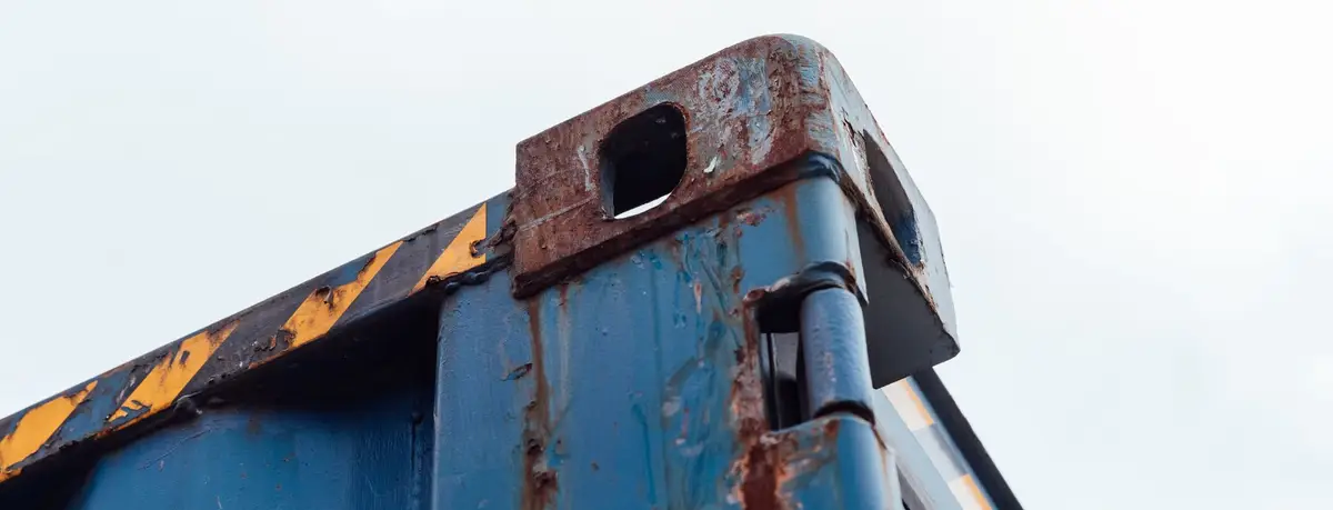 Gebrauchter Container mit Rost, Eckbeschlag