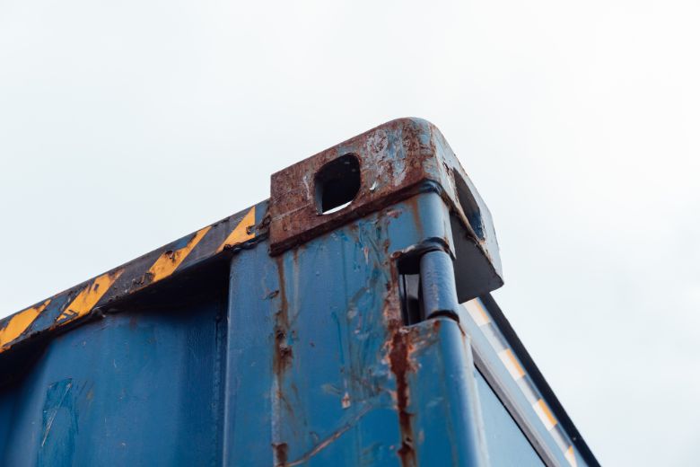 Gebrauchter Container mit Rost, Eckbeschlag