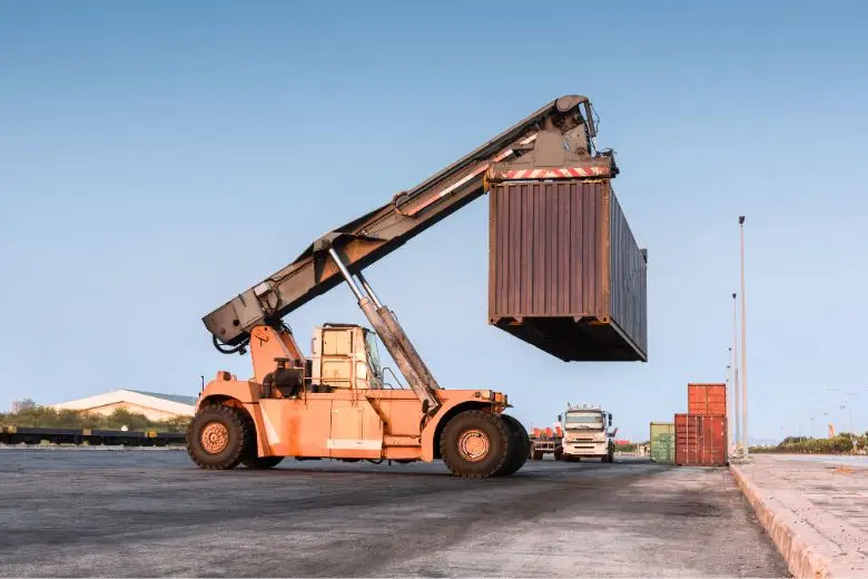 Ein ISO-Seecontainer wird von einem Kran angehoben.