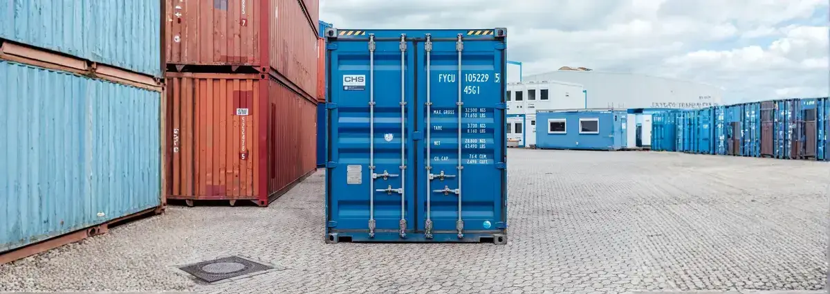 High Cube Container in blau auf einer Containerdepot