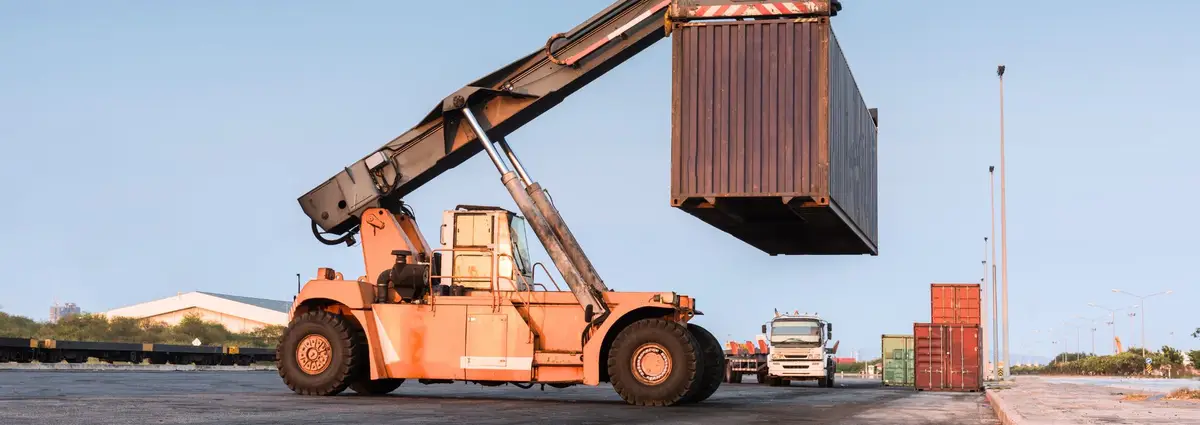 Ein ISO-Seecontainer wird von einem Kran angehoben.