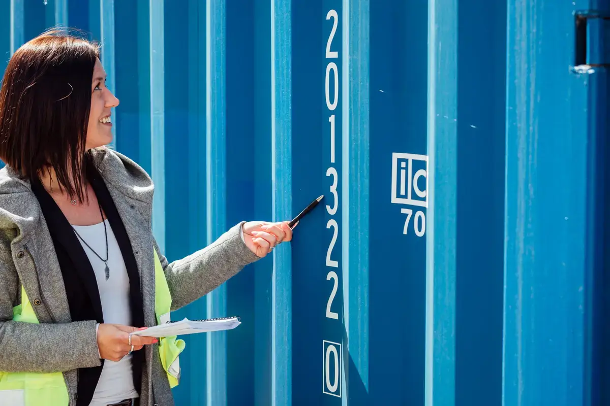 Ein Mitarbeiter der CHS Container Handel GmbH überprüft die Identifikationsnummer an einem neuen Seecontainer.