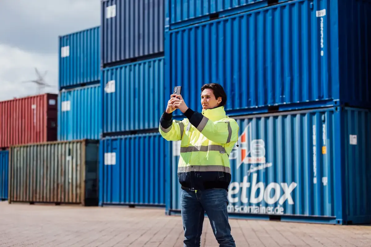 Ein Mitarbeiter der CHS Container Handel GmbH fotografiert Seecontainer, die zum Kauf und zur Miete angeboten werden.