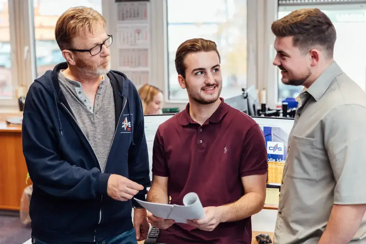 Das Vertriebsteam der CHS Container Handel GmbH trifft sich in einem hellen Büro.