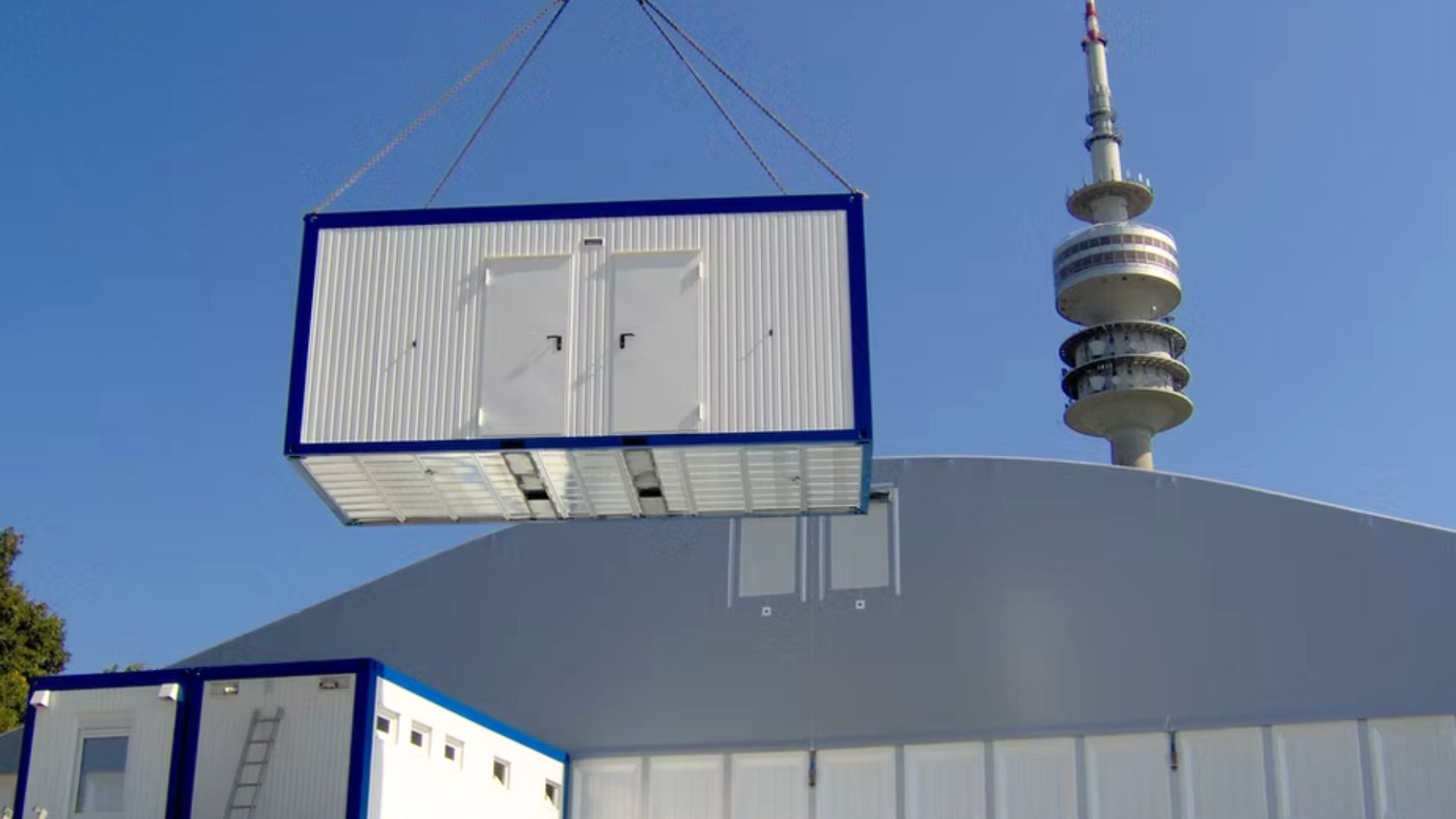 Kran beim Heben eines Modulgebäudes der CHS Südcon GmbH