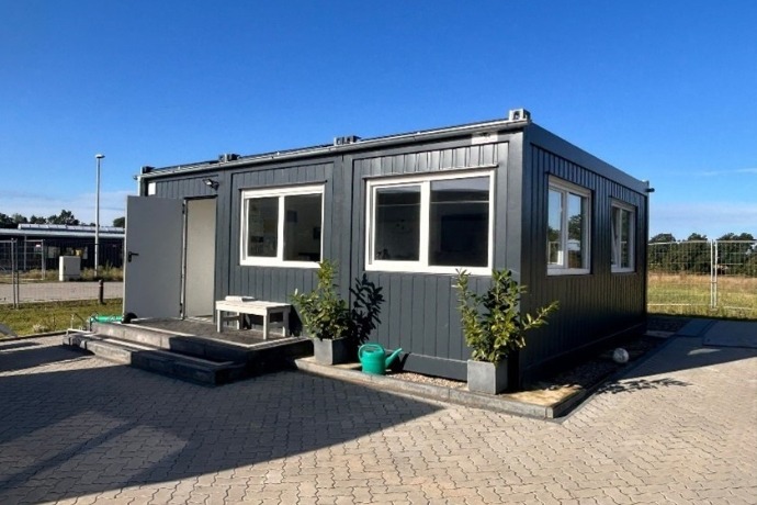 Büro (1) Ein Bürocontainer in einem dunkelgrau.