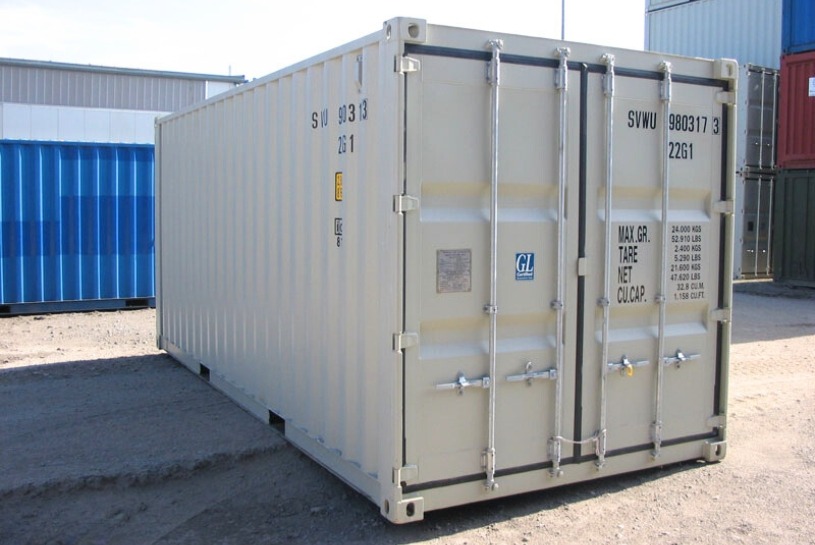 Ein 20 Fuß Double Door Container der CHS Container Group von Außen auf einem Containerdepot. Der Container ist beige.
