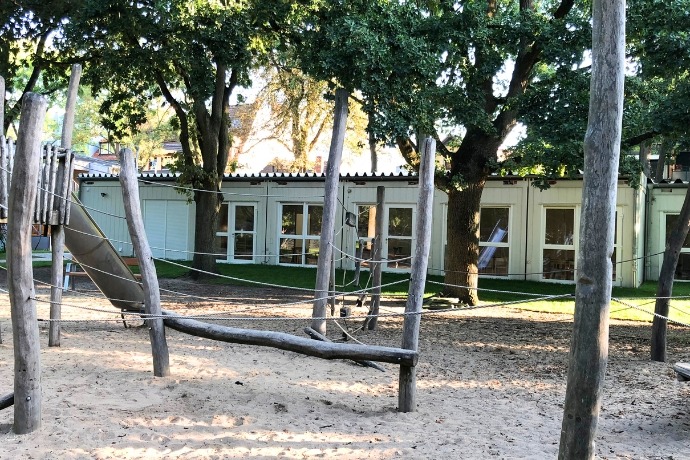 Kindergärten (3) Eine Schule aus Containern der CHS Container Group