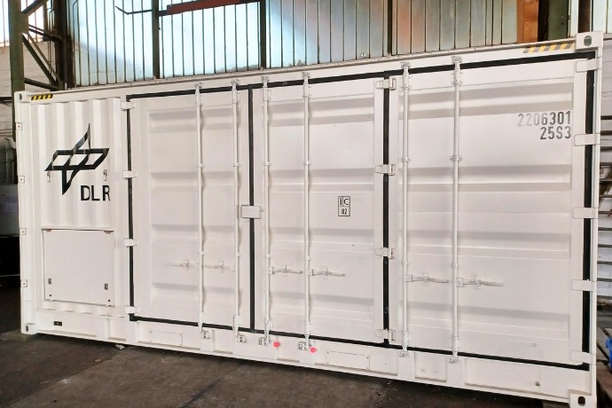 Projekt Wasserstoffperoxid-Lagercontainer (2) Die geschlossenes Seitenansicht eines Wasserstoffperoxid-Lagercontainers der CHS Container Group. Man kann die gesamte Seite des Containers öffnen.