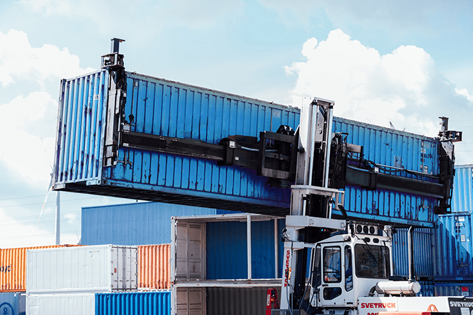 Ein Container der CHS Container Group auf einem Gabelstapler auf einem Containerdepot