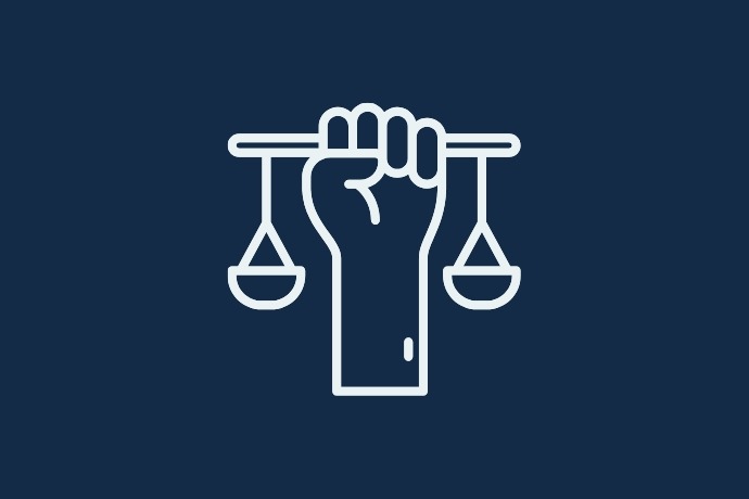 Eine Hand, die eine Waage mit zwei Gewichten hält. Dieses Icon soll den Wert "Menschenrechte und Chancengleichheit" in den Werten der CHS Container Group symbolisieren.