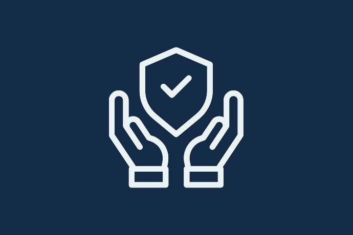 Zwei Hände, die ein Schild halten. Dieses Icon soll den Punkt "Sicherheit" in den Werten der CHS Containe Group symbolisieren