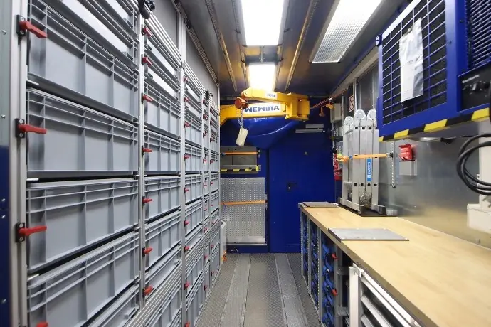 Projekt THW (2) Die Innenansicht eines vollausgestatteten Werkstattcontainers der CHS Container Group.
