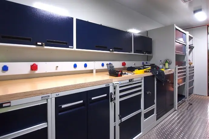 Projekt Werkstatt-Showroom (1) Die Innenansicht eines Werkstattcontainers der CHS Container Group. Man sieht eine große Werkbank