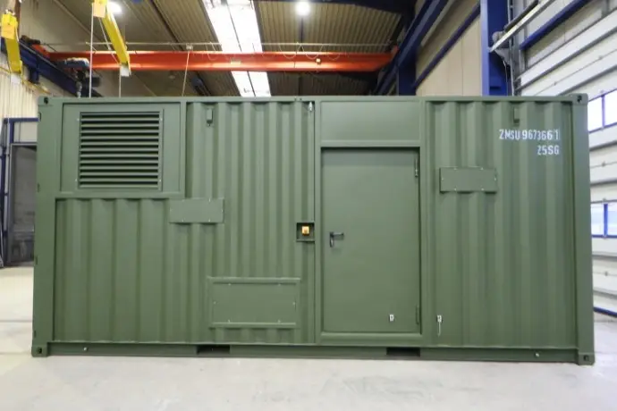 Projekt Stromerzeugung (1) Die Außenansicht eines Containers der CHS Container Group zur Stromerzeugung. Er ist grün.