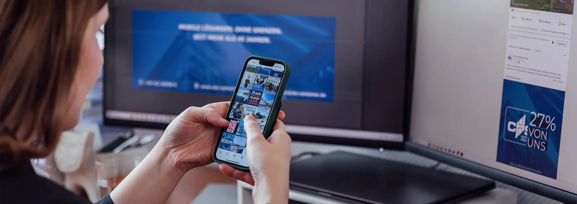 Person schaut auf Handy in der Hand, auf dem das Instagramprofil der CHS Container Group zu sehen ist.